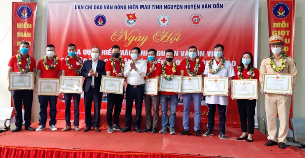 Các tập thể, cá nhân được Ban Chỉ đạo Vận động HMTN tỉnh và huyện Vân Đồn tôn vinh khen thưởng có thành tích xuất sắc trong phong trào HMTN năm 2020-2021.