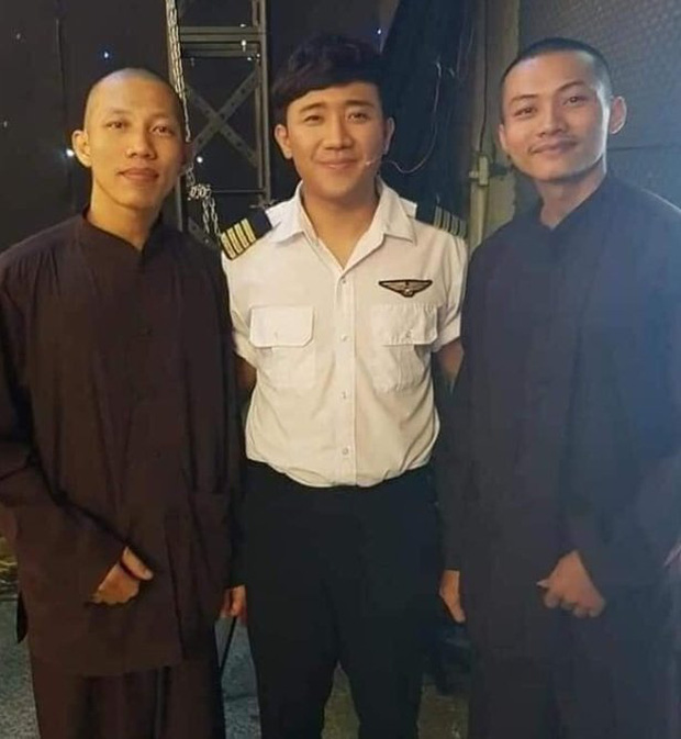 Xôn xao loạt ảnh Hoài Linh, Đàm Vĩnh Hưng bên cạnh sư thầy Tịnh thất Bồng Lai - Ảnh 2.