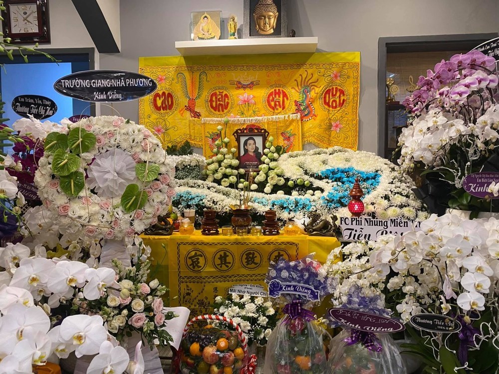  Vợ chồng nữ diễn viên cũng đã gửi vòng hoa viếng đến nhà Phi Nhung từ nhiều ngày trước. - Tin sao Viet - Tin tuc sao Viet - Scandal sao Viet - Tin tuc cua Sao - Tin cua Sao