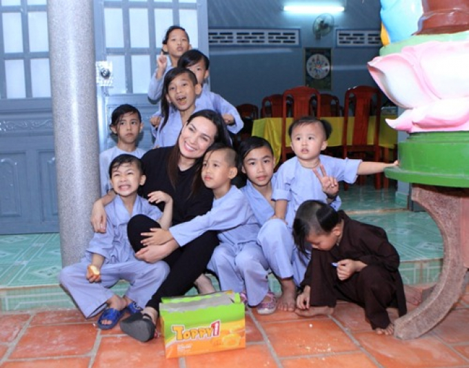 Sao Việt nhận con nuôi: Phi Nhung, Hoài Linh vướng nhiều ồn ào, ông bố 9 con của Vbiz được khen ngợi