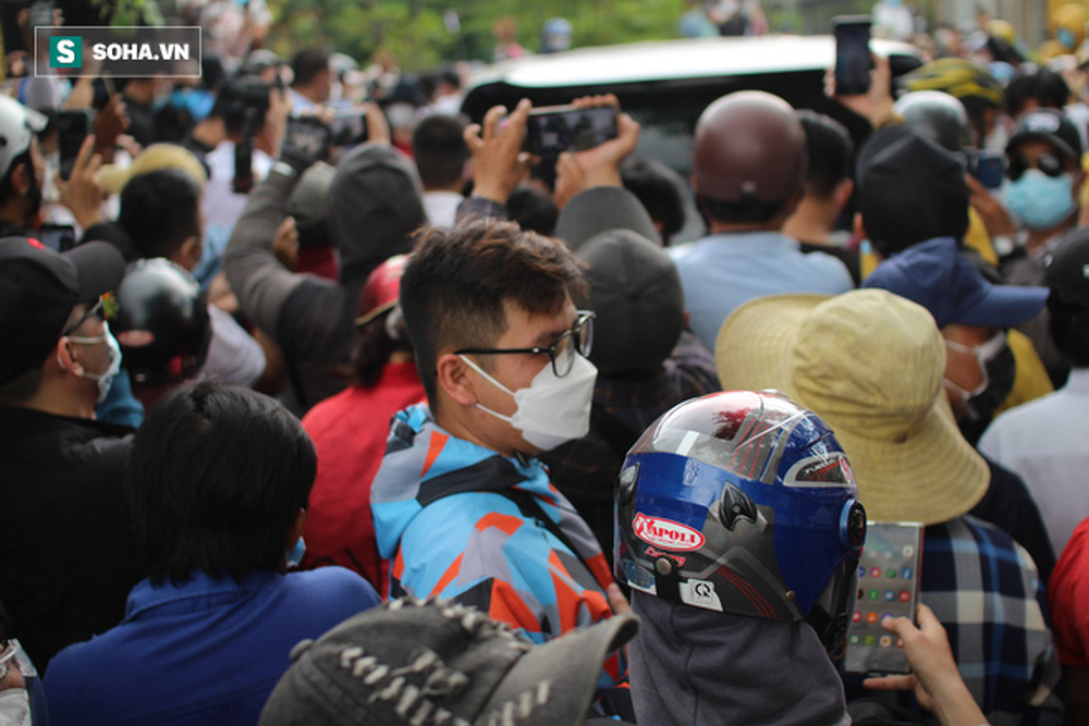 Tịnh thất Bồng Lai: Cả tuần qua, nhiều người còn leo hàng rào để livestream bên trong - Ảnh 1.