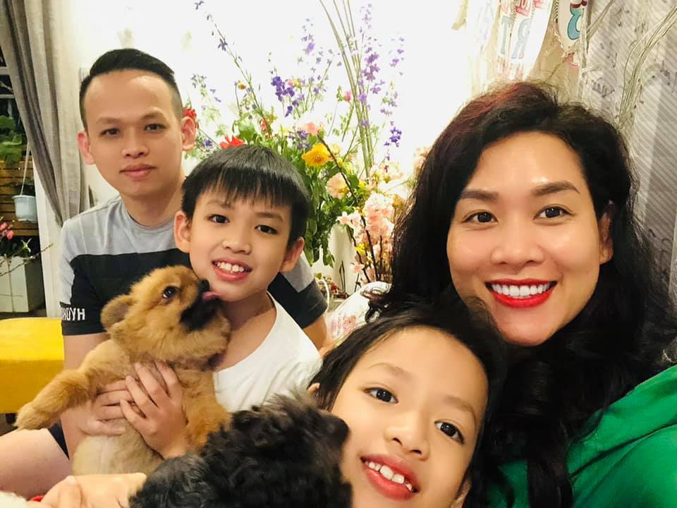  Gia đình 4 người vô cùng hạnh phúc của diễn viên Hà Hương. (Ảnh: FBNV) - Tin sao Viet - Tin tuc sao Viet - Scandal sao Viet - Tin tuc cua Sao - Tin cua Sao