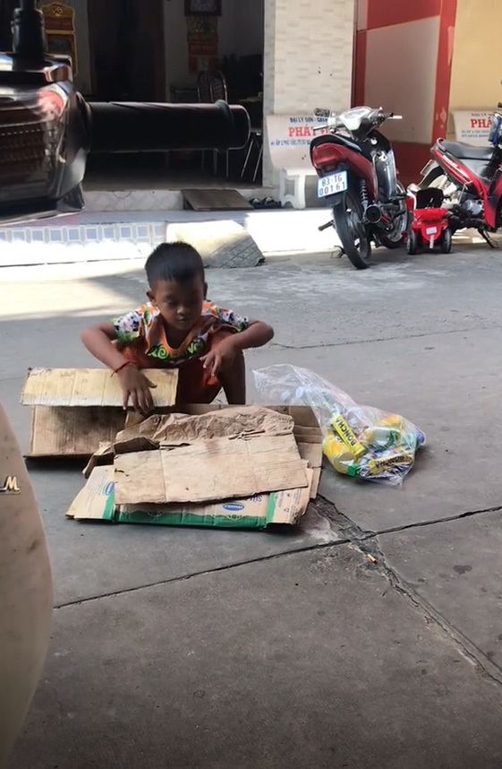  
Cậu bé nhặt ve chai kiếm tiền giúp đỡ bố mẹ. (Ảnh: Chụp màn hình)