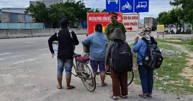 Bộ trưởng Đào Ngọc Dung với câu hỏi về 4 mẹ con đi xe đạp 1.700km về quê - 3