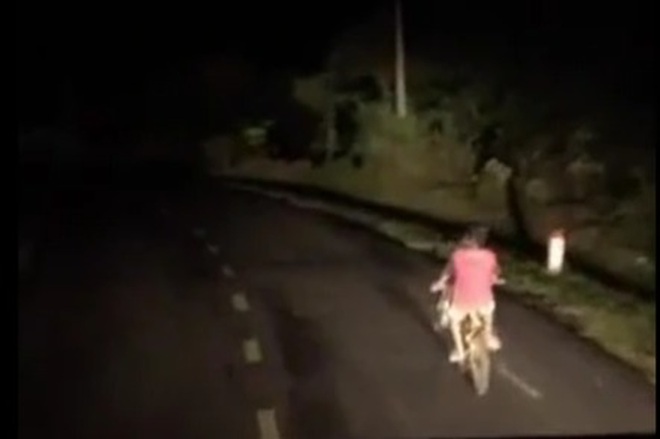 Chia sẻ của tài xế soi đèn giúp bé trai đạp xe 8 km đường đèo - 1