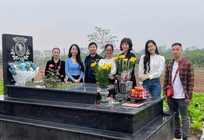 Diễn viên Thanh Hương cùng đồng nghiệp về Hưng Yên viếng mộ NSND Hoàng Dũng 0