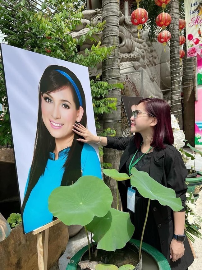  Nghệ sĩ Bình Tinh đứng bên bức ảnh của người chị quá cố. (Ảnh: FBNV) - Tin sao Viet - Tin tuc sao Viet - Scandal sao Viet - Tin tuc cua Sao - Tin cua Sao
