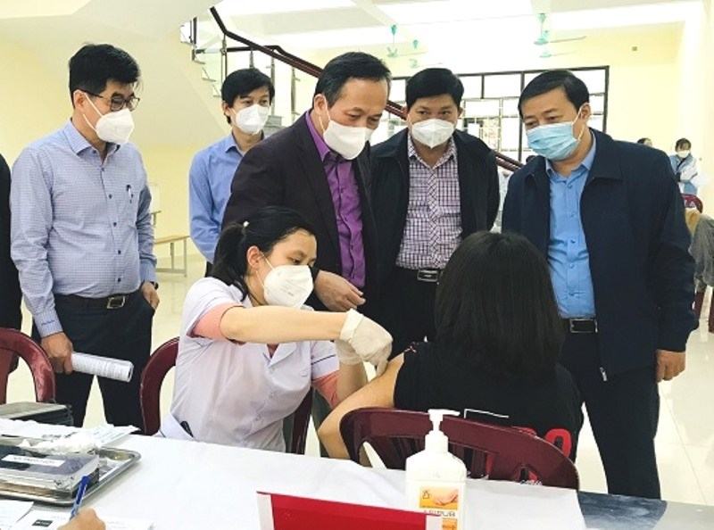 Tiêm vaccine phòng COVID-19 cho học sinh tại Thanh Hóa trong ngày 1.12. Ảnh: T.H