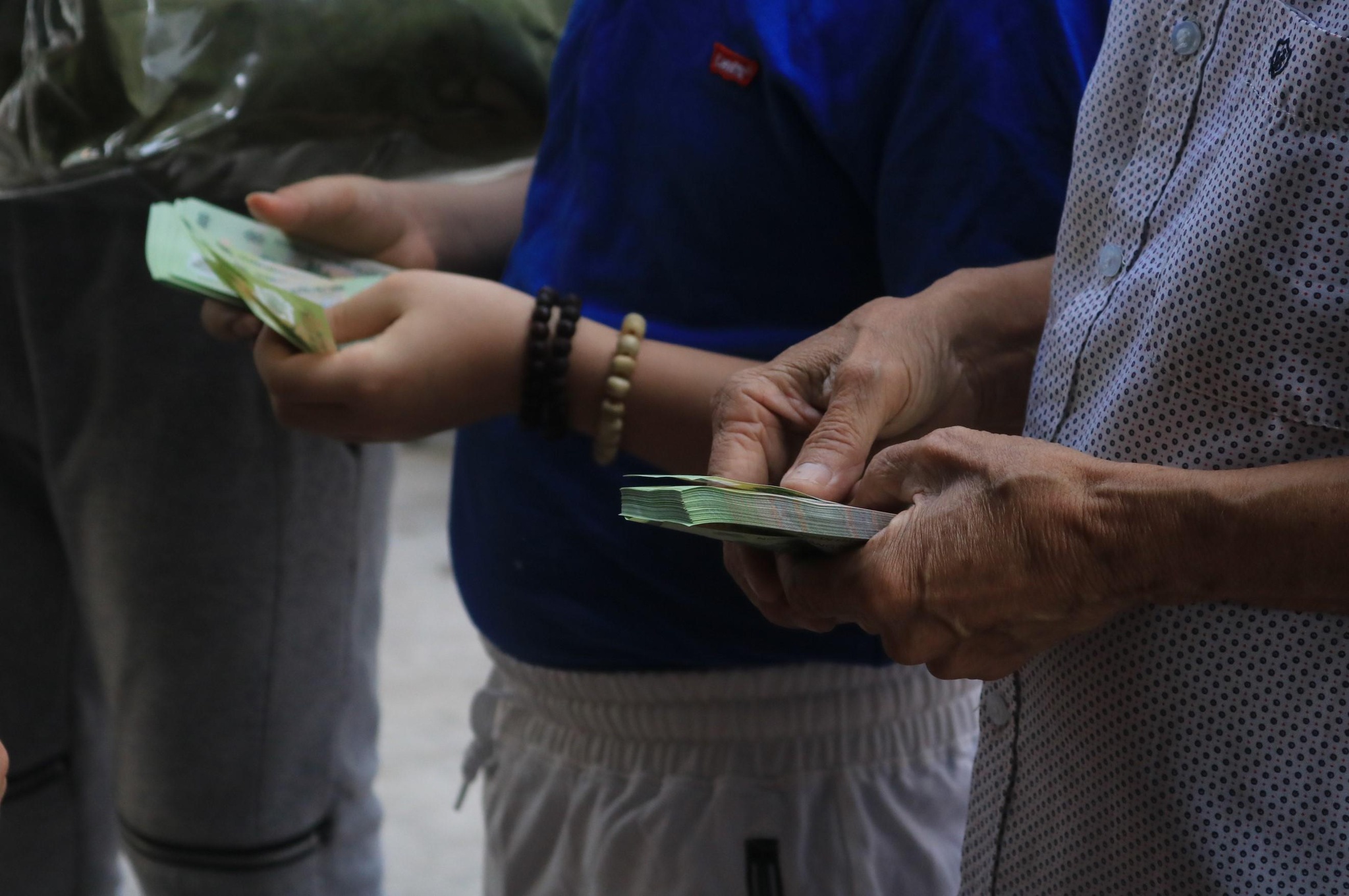 Chủ nhà trọ Sài Gòn cầm cọc tiền 120 triệu phát cho người thuê 'để dành ăn Tết' - ảnh 2