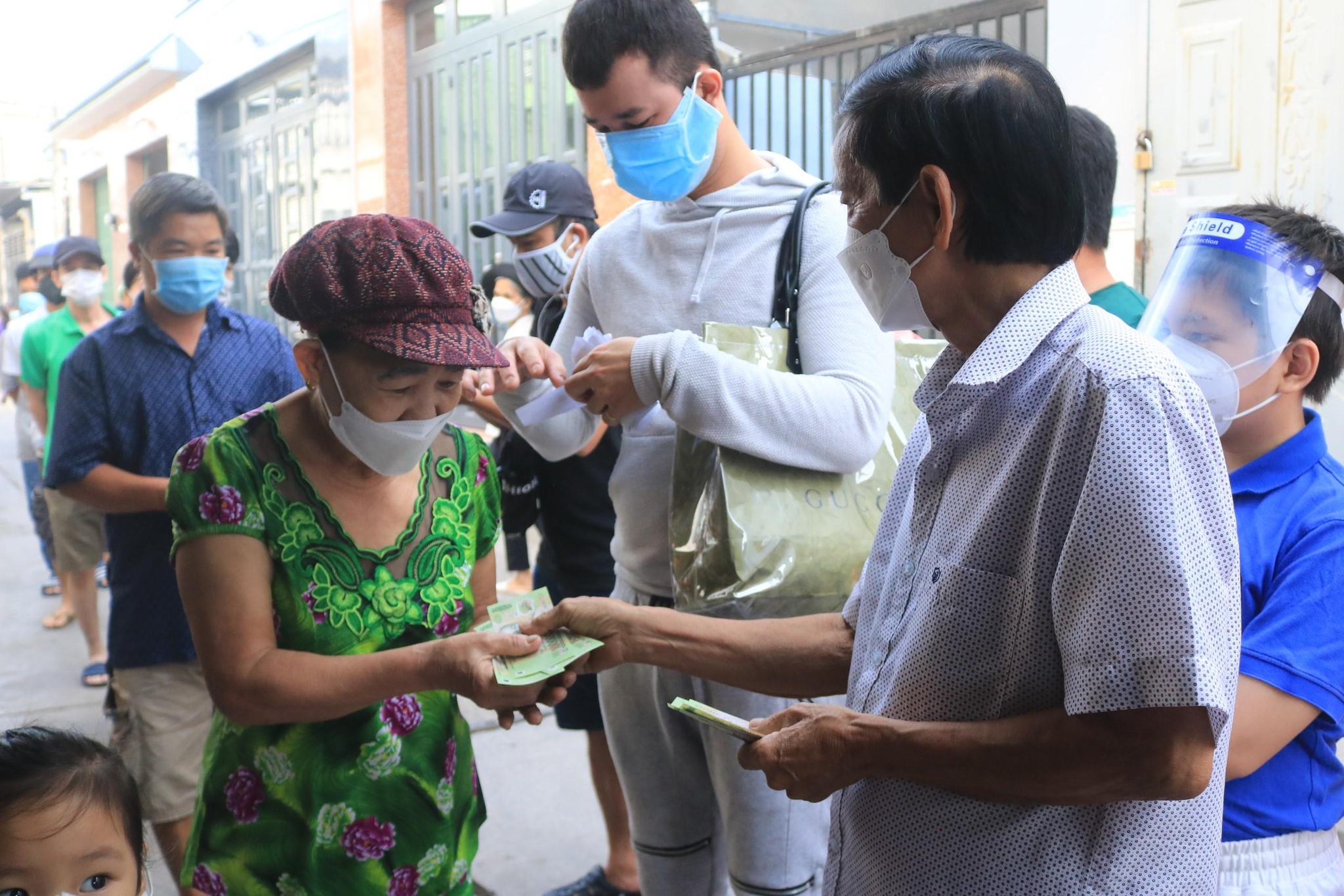 Chủ nhà trọ Sài Gòn cầm cọc tiền 120 triệu phát cho người thuê 'để dành ăn Tết' - ảnh 3