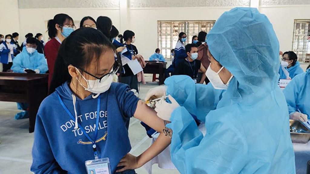 86 học sinh ở Thanh Hóa phải nhập viện sau khi tiêm vắc xin phòng Covid-19 - ảnh 1
