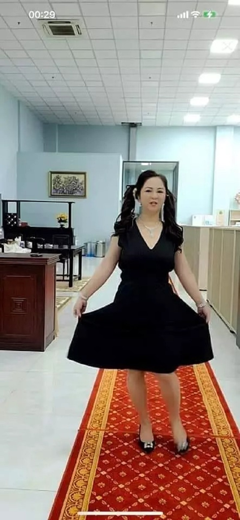 Bà Phương Hằng livestream catwalk, buộc tóc hai bên làm dậy sóng mạng xã hội 2