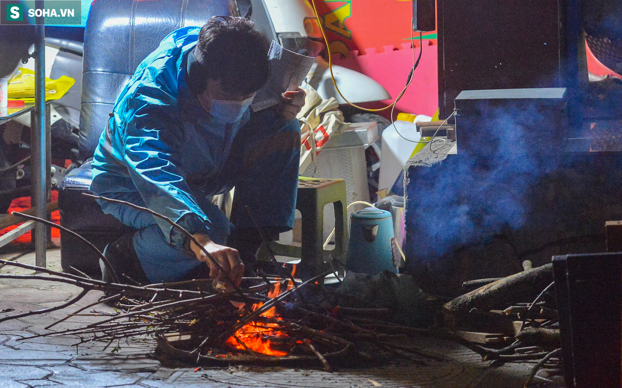 Người lao động co ro mưu sinh trong đêm giữa cái lạnh thấu xương của thủ đô Hà Nội - Ảnh 6.