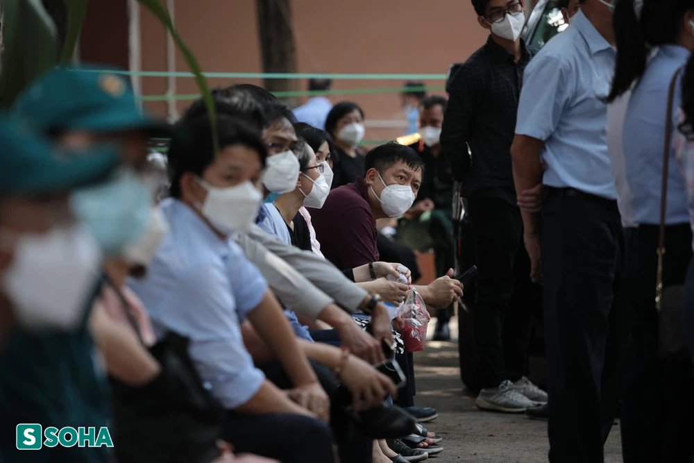 Vụ ô tô lật ngang trên cao tốc: Đưa thi thể Phó Chủ tịch UBND Lê Hòa Bình về TPHCM - Ảnh 4.