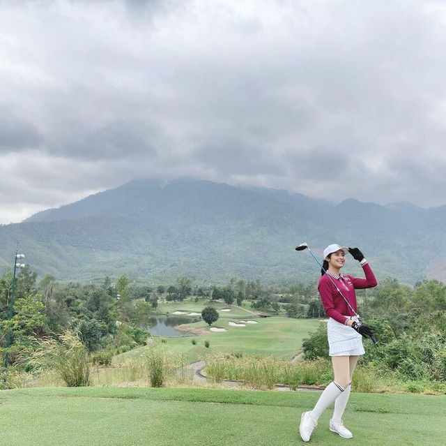 Không chỉ riêng phái mạnh mà các hoa hậu, người đẹp Việt cũng “đổ xô” ra sân golf: Chi hàng trăm triệu cho trang phục, tranh cãi không có hồi kết chuyện “cứ chơi ắt kiếm được chồng đại gia” - Ảnh 5.