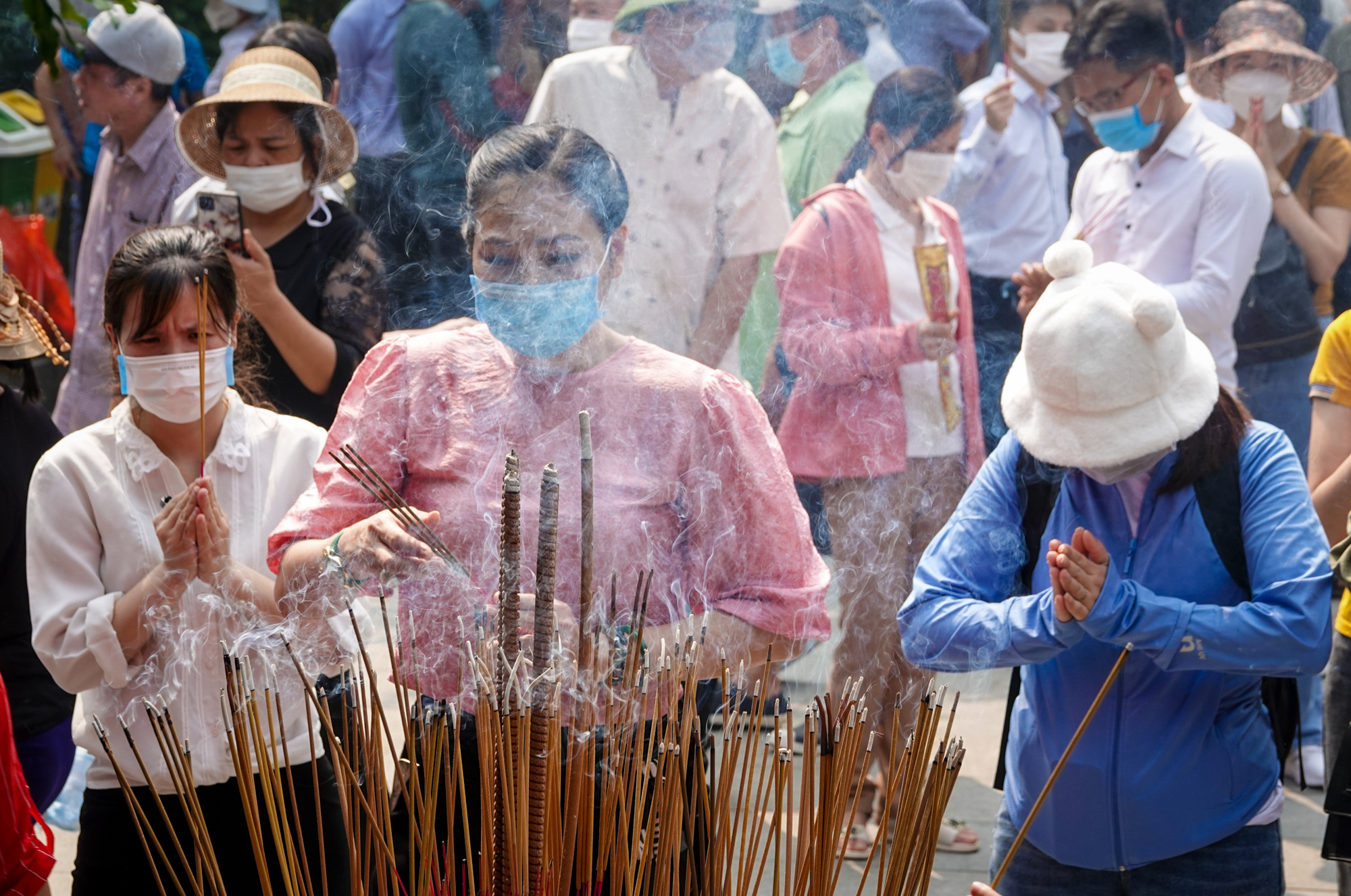 Biển người đổ về đền Hùng dâng hương - Ảnh 5.