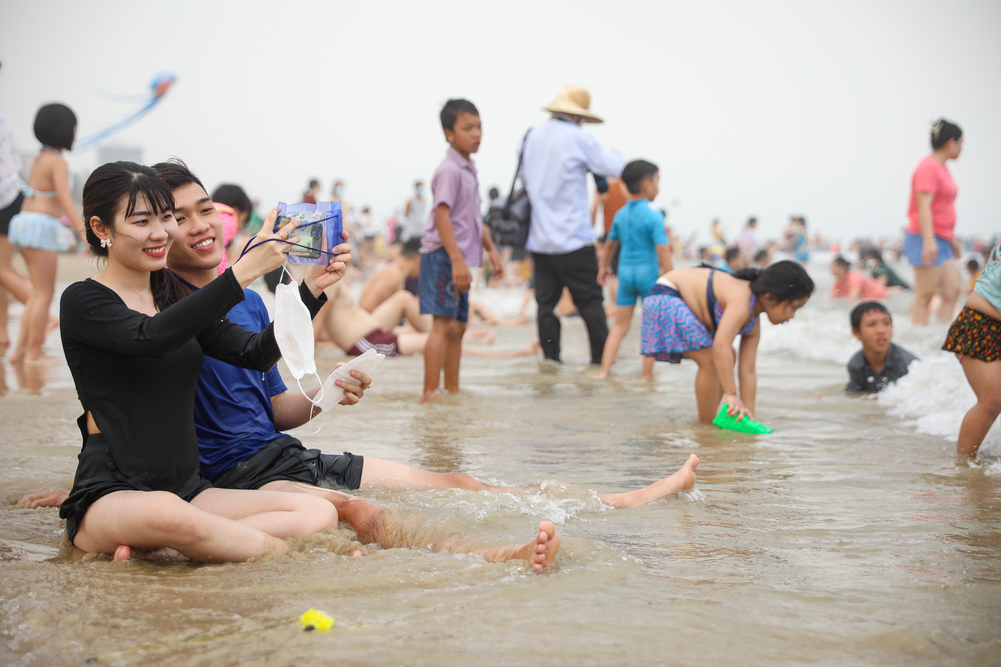 Biển Vũng Tàu đông nghịt, các thiếu nữ xinh đẹp nô nức check-in ngày nghỉ lễ - Ảnh 4.