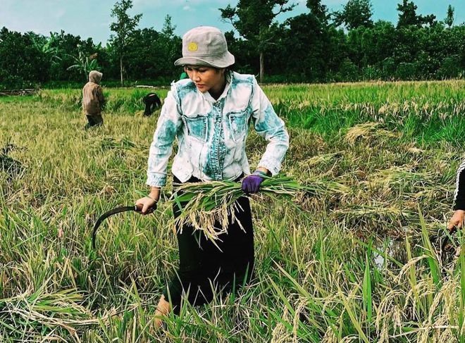 Trong một lần bị chỉ trích vì quan điểm thấy tội lỗi khi mua đồ hiệu, người đẹp giải thích cô từng muốn mua đôi giày hiệu có mức giá 30 triệu đồng nhưng lại quyết định không mua vì để tiền đó giúp đỡ người nghèo. Cô kể: “Bởi vì sau khi mình trở về Việt Nam, mình gặp nhiều người khó khăn hơn, mình đặt câu hỏi cho chính bản thân về việc dám mua một đôi giày để đạp xuống chân tận 30 triệu, còn họ 30 triệu có thể làm thay đổi cuộc đời. Mình thấy có lỗi ở chỗ đó. Với năm nay mong muốn mua được nhà ở, không là hết nhiệm kỳ lại đi thuê nhà” Sau khi tuyên bố không thể đồng hành xuyên suốt cùng Hoa hậu Hoàn vũ Việt Nam 2019 vì lý do sức khỏe, H'Hen Niê dành thời gian về nhà để nghỉ ngơi. Trên trang cá nhân, người đẹp sinh năm 1992 thường xuyên chia sẻ hình ảnh tại quê nhà Đắk Lắk. Khác với vẻ ngoài sang trọng khi xuất hiện tại các sự kiện, cô ghi điểm bởi sự giản dị trong cách ăn mặc lẫn cách sống ẢNH: INSTAGRAM NV