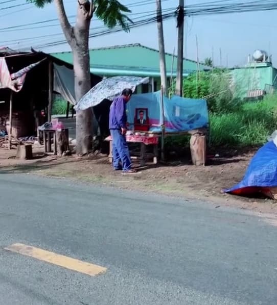  
Chỉ có chiếc màn che chắn xung quanh người đã ra đi. (Ảnh chụp màn hình: TikTok G.C)