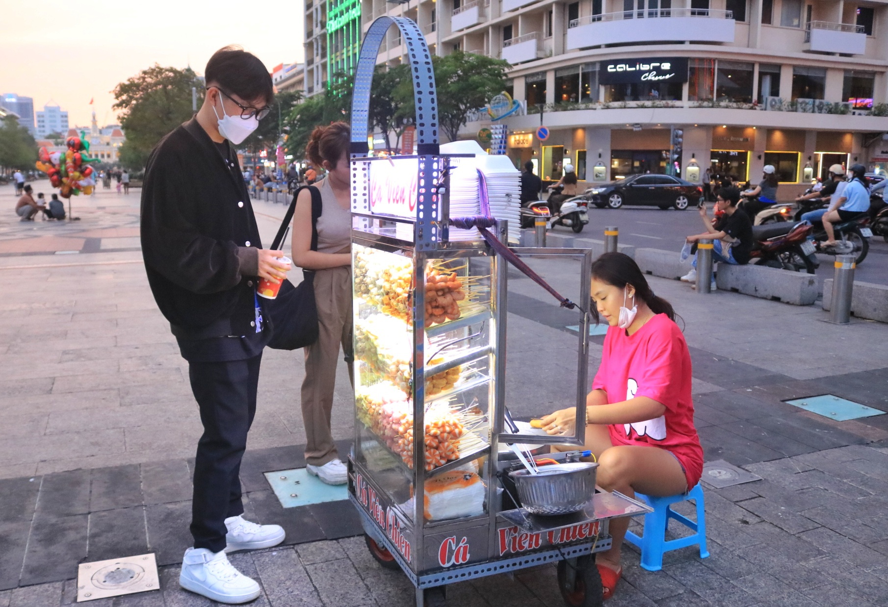 Khách tố mua cá viên chiên 500.000 đồng/hộp ở phố đi bộ Nguyễn Huệ: Người bán nói gì? - ảnh 4