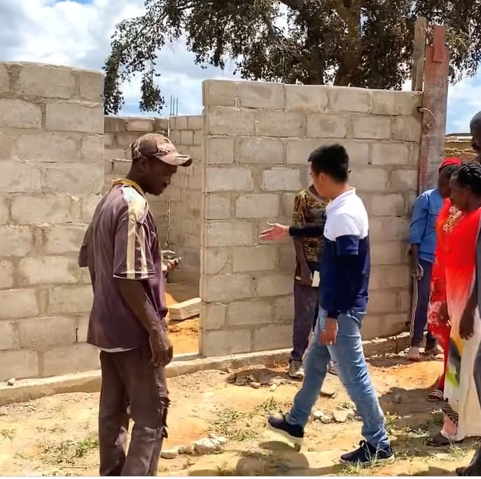  
Phòng công vụ dành tặng thầy cô châu Phi đang được xây dựng. (Ảnh: Chụp màn hình YouTube Công Giáp Vlogs)
