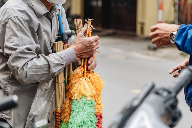 Đôi vợ chồng mù Hà Nội dắt tay nhau bán chổi và câu chuyện tình bền chặt suốt 40 năm khiến ai cũng ngưỡng mộ - Ảnh 15.