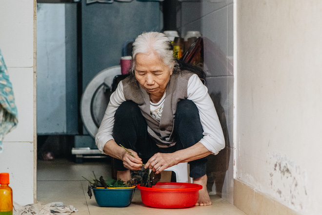 Đôi vợ chồng mù Hà Nội dắt tay nhau bán chổi và câu chuyện tình bền chặt suốt 40 năm khiến ai cũng ngưỡng mộ - Ảnh 9.