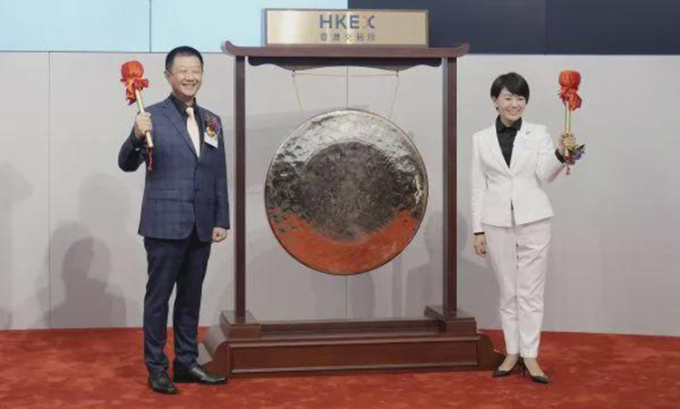  
 Trương Dũng và Dương Lệ Quyên tại buổi niêm yết cổ phiếu của Haidilao trong năm 2018. (Ảnh: Sohu)