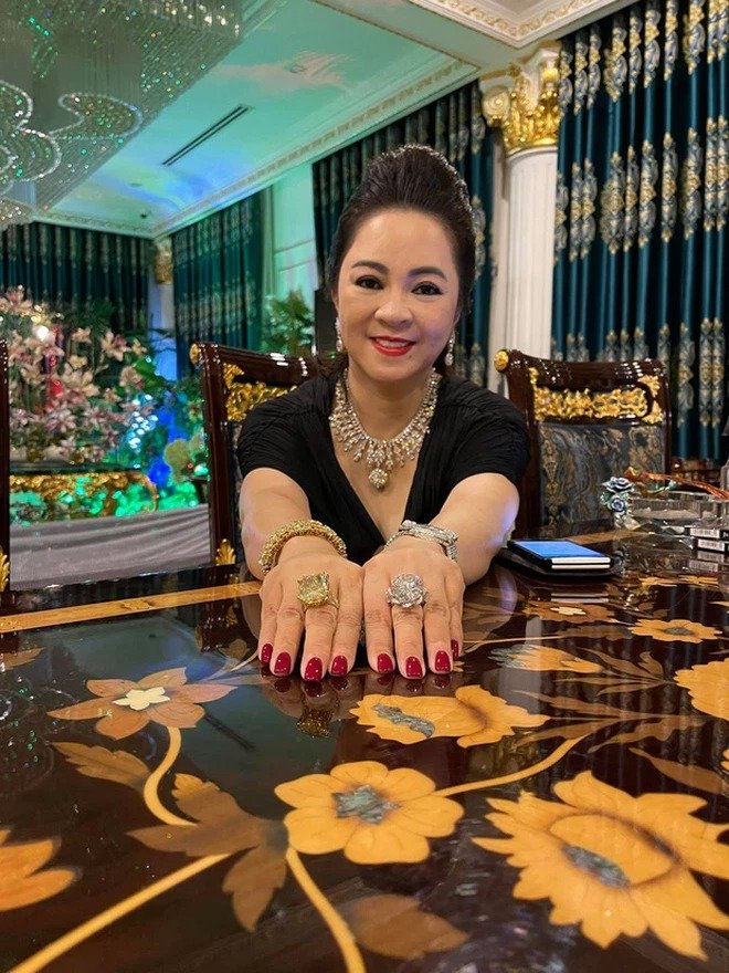 Vén màn sự thật về bộ nữ trang giá hàng tỷ đồng bị mất trộm của bà Nguyễn Phương Hằng 1