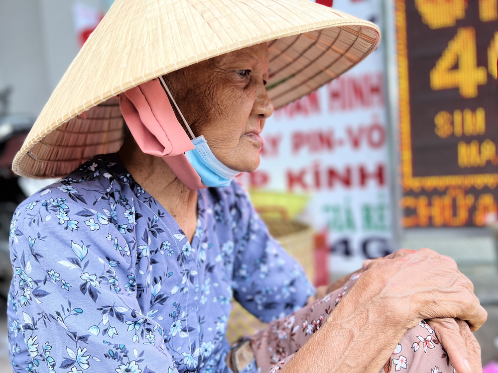 Cụ bà 80 tuổi bán từng rổ trái cây để chạy thận: Cầu xin bác sĩ cho thuốc vì không có tiền - Ảnh 3.
