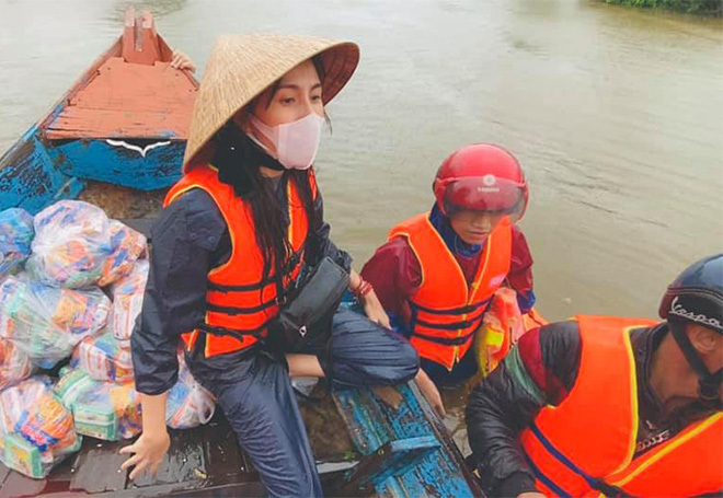  Cô đã tự bù vào các khoản chi bất ngờ để kịp thời giúp đỡ cho bà con miền lũ. (Ảnh: FB Thủy Tiên) - Tin sao Viet - Tin tuc sao Viet - Scandal sao Viet - Tin tuc cua Sao - Tin cua Sao