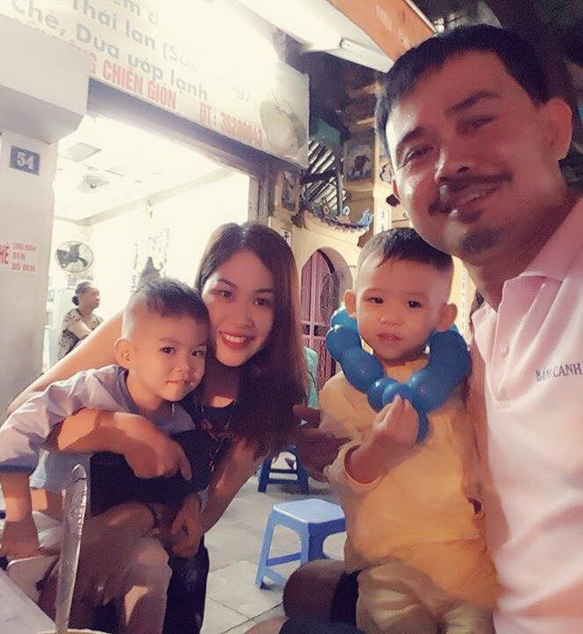 
Hiện tại, anh chàng diễn viên đụt nhất Việt Nam đang hạnh phúc bên vợ và 2 quý tử sinh đôi.
