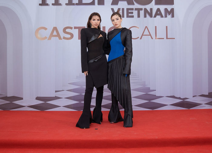 Là cặp bạn thân ngoài đời nên khi ngồi chung ghế nóng, Hoa hậu Việt Nam 2014 cũng khéo mặc đồ đồng điệu với Minh Triệu. (Ảnh: TFVN)